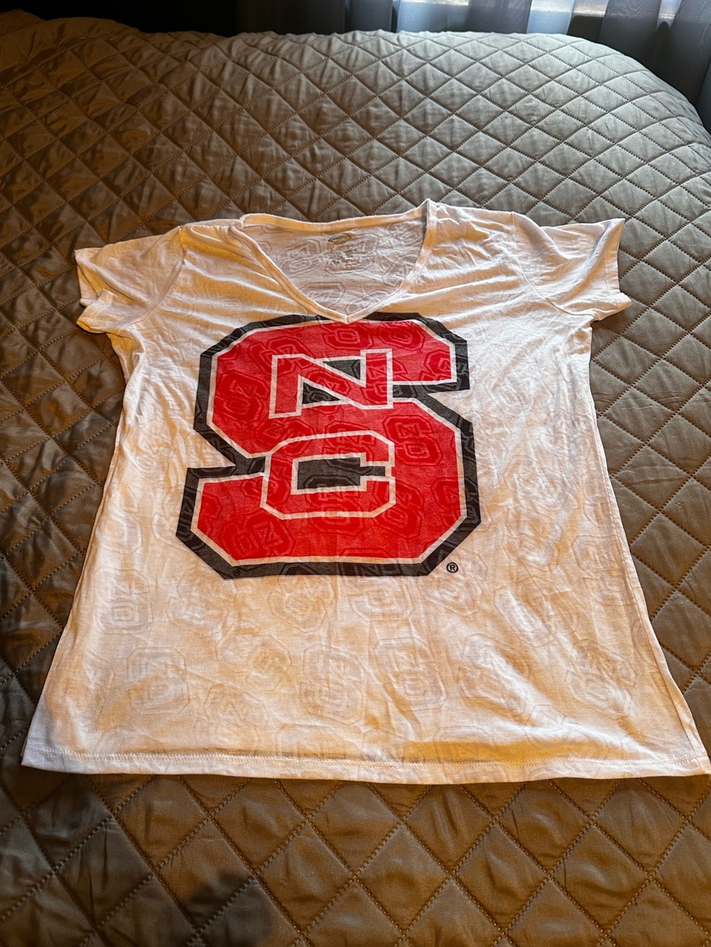 NC State Wolfpack V-Neck Graphic Tee White Size Medium NCAA College Football